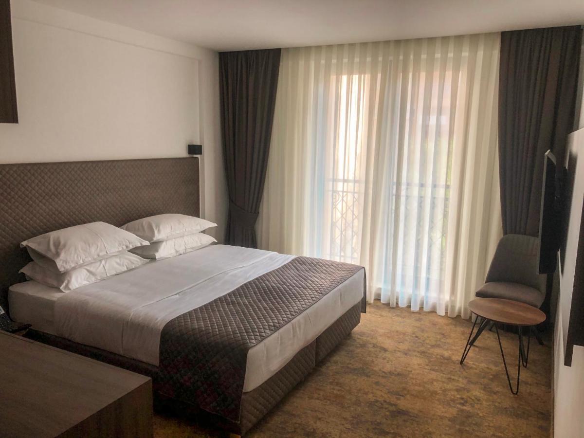 Qama Hotel Priştine Dış mekan fotoğraf